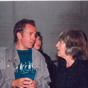 Joan Jara con Peter Gabriel en Cumpleaños Victor Jara 61