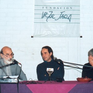 Joan Manuel Serrat, con Patricio Bunster y Joan Jara