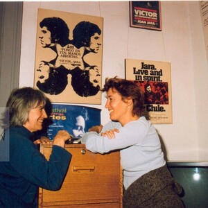 Joan Jara junto a Emma Thompson en la FVJ