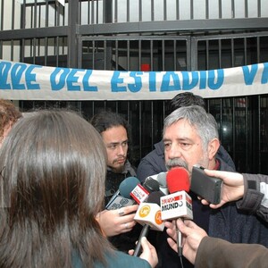 Inti-Illimani afuera del Estadio Victor Jara