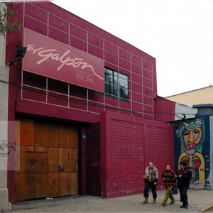 Fachada del Galpón Victor Jara c. 2005
