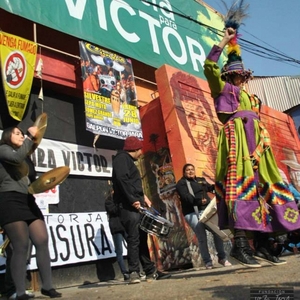 Exterior del Galpón con artistas