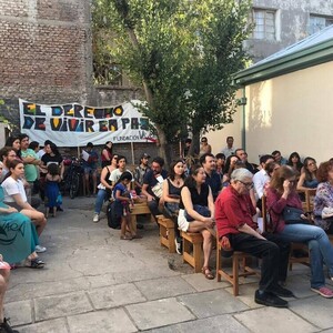 Asistentes al lanzamiento en patio Fundación